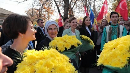 Willkommen bei Emine Erdoğan mit Blumen