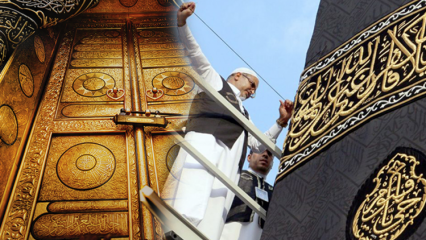 Was sind die Merkmale der Kaaba-Abdeckung? Von wem wurde es zum ersten Mal abgedeckt?