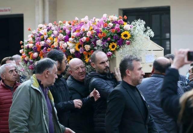 Der Sarg von Şükrü Gençoğlu war mit Blumen geschmückt