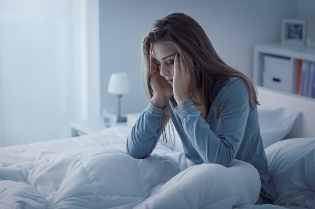 Eine Person mit unzureichender Schlaflosigkeit verursacht auch starke Kopfschmerzen.