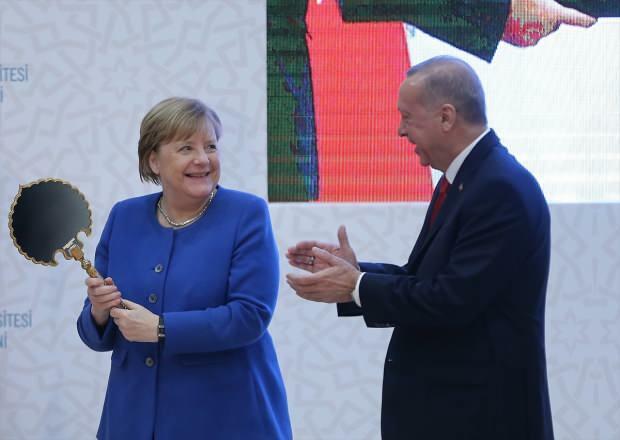 der Moment, als Angela Merkel ein Geschenk von Präsident Erdogan erhielt 