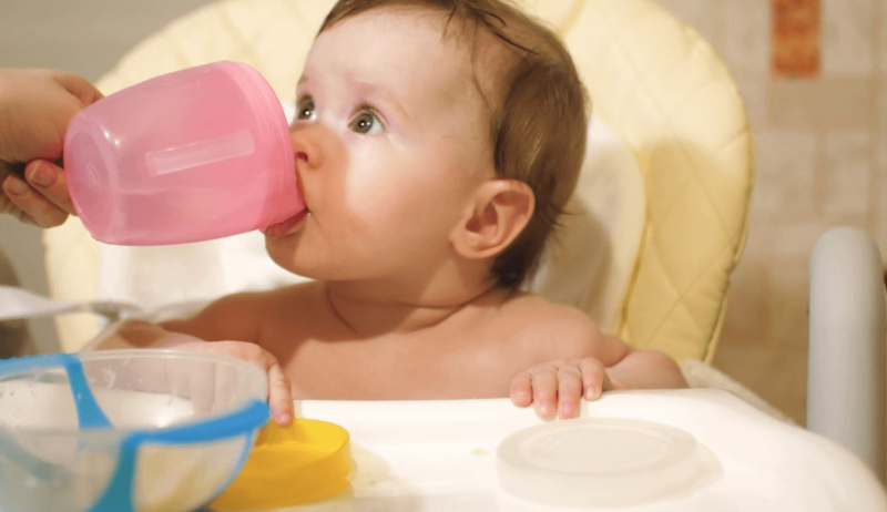 Wie viel Wasser sollte Babys gegeben werden?
