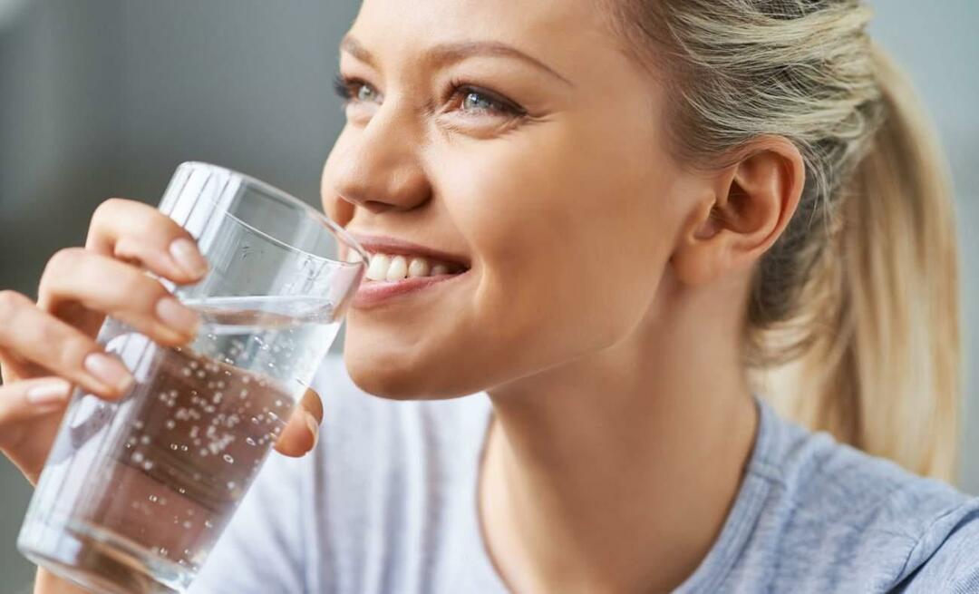 Was sind die Vorteile von Trinkwasser für Haut und Haare? Verbessert das Trinken von viel Wasser die Haut?