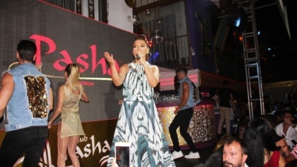 Demet Akalın gab ein Konzert mit ihrem 10-jährigen Kleid