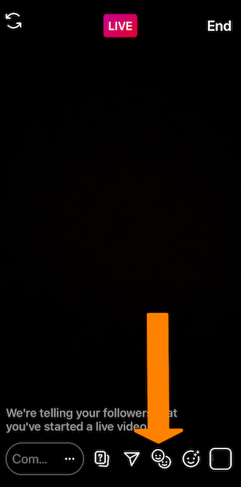 Screenshot einer Instagram Live-Sendung mit einem orangefarbenen Pfeil, der auf das Smiley-Symbol am unteren Bildschirmrand zeigt