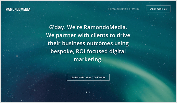 Die RamandoMedia-Website hat einen dunkelblauen Hintergrund mit Sternen und Lichtstreifen. Über dem Bild erscheinen weißer Text und eine Schaltfläche. Der Text sagt G'day. Wir sind RamondoMedia. Wir arbeiten mit Kunden zusammen, um ihre Geschäftsergebnisse mithilfe eines maßgeschneiderten, auf den ROI ausgerichteten digitalen Marketings zu verbessern. Der Schaltflächentext lautet Weitere Informationen zu unserer Arbeit. 