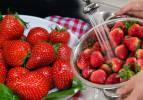 Wie Erdbeeren waschen? Der Verzehr von Erdbeeren auf diese Weise verursacht Entzündungen! Erdbeer-Reinigungsmethoden
