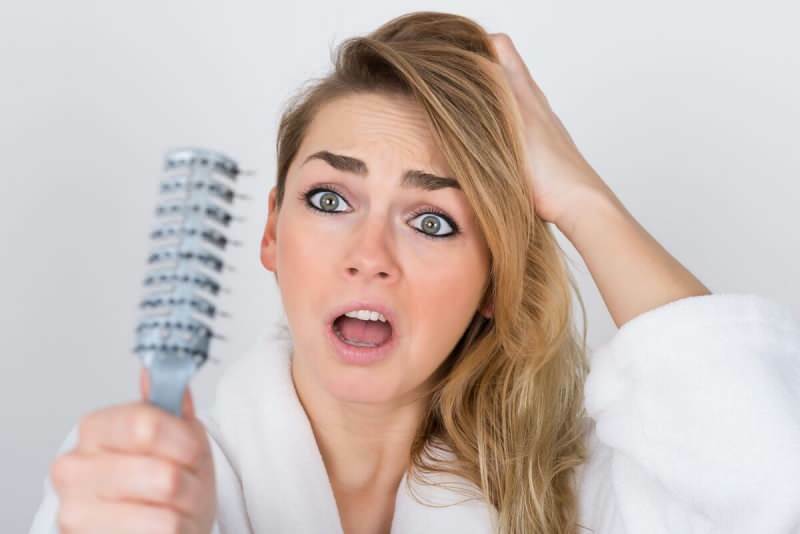 Was ist gut gegen Haarausfall? Verursacht Haarausfall während der Schwangerschaft und nach der Geburt?