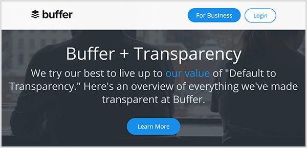 Die Buffer-Webseite für radikale Unternehmenstransparenz hat einen dunklen Hintergrund mit dem Text Wir versuchen unser Bestes, um unserem Wert der Standardtransparenz gerecht zu werden. Hier ist ein Überblick über alles, was wir bei Buffer transparent gemacht haben. Unter dem Text wird eine blaue Schaltfläche Weitere Informationen angezeigt.