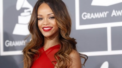 Online-Reitstunde für roten Lippenstift von Rihanna
