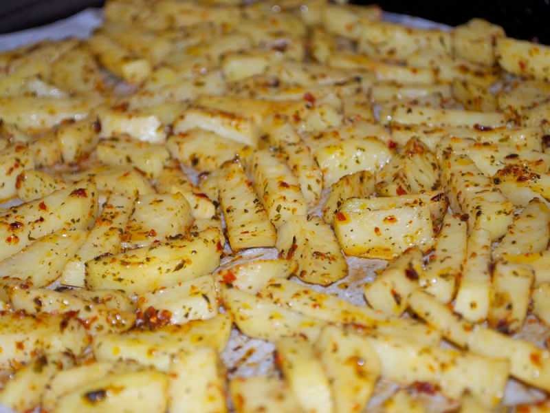 Wie macht man würzige Kartoffeln im Ofen? Das am einfachsten gebackene würzige Kartoffelrezept