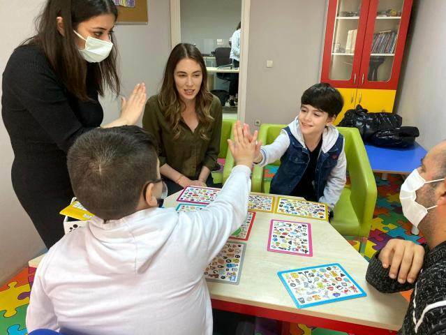 Sinnvoller Besuch von Mustafa Konak, Sohn von Burcu Biricik, mit Autismus in der TV-Serie 'Fatma'