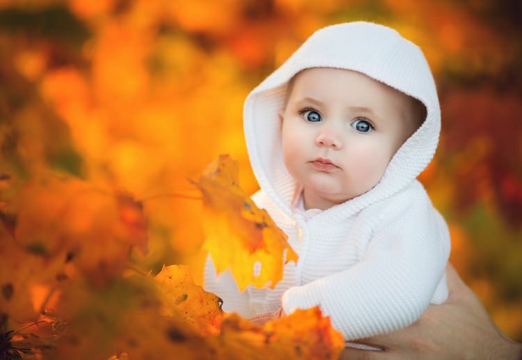 Wie sollen Babys im Herbst gekleidet sein?