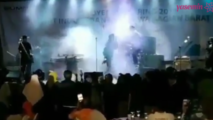 Der Tsunami in Indonesien spiegelte sich während des Konzerts in den Kameras wider!
