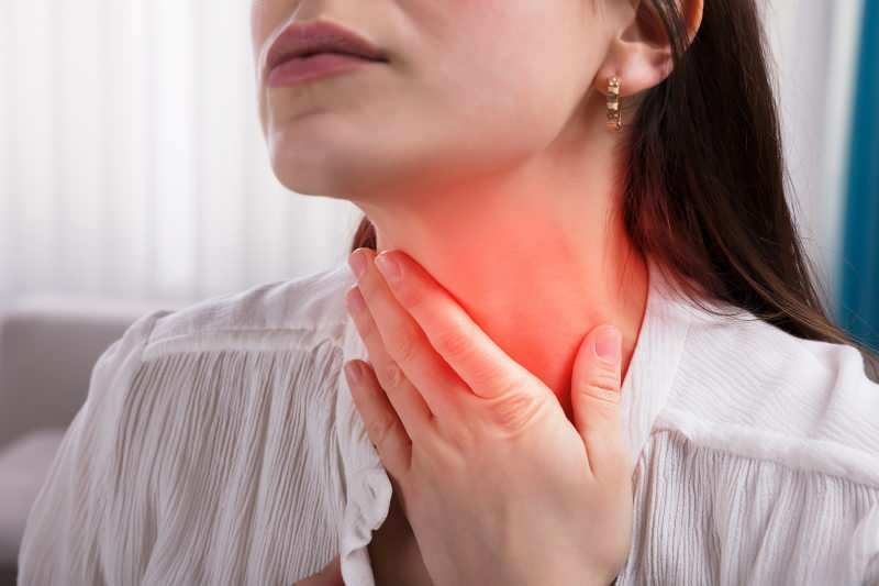 Pharyngitis wird mit Halsschmerzen gesehen
