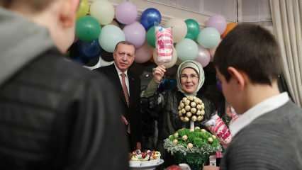 Ein Beitrag von First Lady Erdogan über iftar, in dem die Kinder in Liebeshäusern untergebracht waren