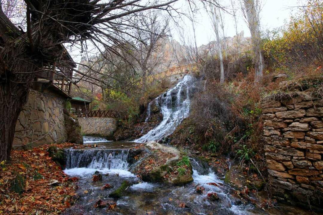 Der Günpınar-Wasserfall bietet eine Farbenpracht