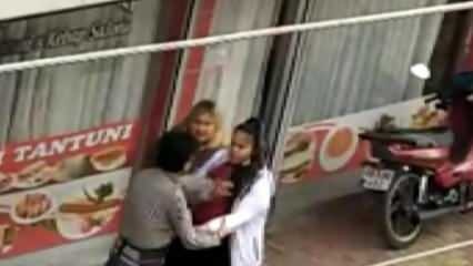 Zwei Schwestern schlugen einen Mann auf der Straße