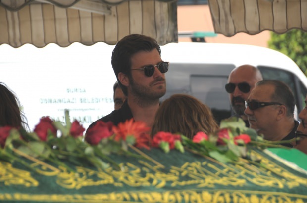 Kivanc Tatlitug bei der Beerdigung von Virgos Vater