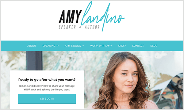 Die Website von Amy Landino spiegelt ihre neue persönliche Marke wider. Die Website hat türkisfarbene Akzentfarben. Die Überschrift sagt Amy Landino Sprecherin und Autorin. Unter der Navigationsleiste wird ein Foto von Amy mit einem Feld angezeigt, in dem steht, was Sie möchten? Ein blauer Knopf sagt Let's Do It.