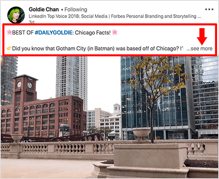 Dies ist ein Screenshot eines LinkedIn-Videos von Goldie Chan. Rote Beschriftungen im Bild markieren, wie Text über Videopostings im LinkedIn-Newsfeed angezeigt wird. Über dem Video werden zwei Textzeilen angezeigt, gefolgt von drei Punkten und einem Link "Mehr sehen". Der Text sagt “BEST OF #DAILYGOLDIE: Chicago Facts! Wussten Sie, dass Gotham City (in Batman) von Chicago aus ansässig ist?. „Das Videobild zeigt Gebäude in der Innenstadt von Chicago entlang des Chicago River.