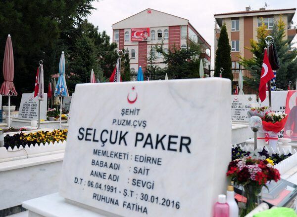 Die Mutter von Märtyrer Selcuk Paker trat gegenüber dem Grab ihres Sohnes!