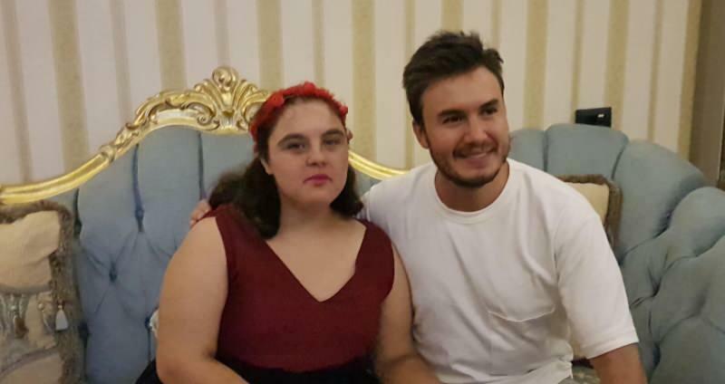 Mustafa Ceceli trifft das Mädchen mit Down-Syndrom
