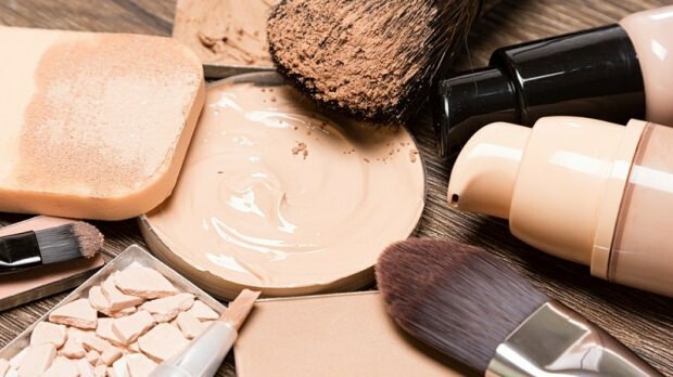 Wie entfernen sich Make-up-Flecken auf Kleidungsstücken?