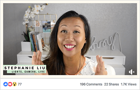 Dies ist ein Screenshot von Stephanie Liu in einem Facebook-Live-Video. Die Zuschauer können Stephanie von den Schultern aufwärts sehen. Stephanie ist eine asiatische Frau mit schwarzen Haaren, die direkt unter ihren Schultern hängen. Sie lächelt und trägt Make-up und ein weißes Hemd mit einem abstrakten Muster aus Pfirsich und Schwarz. Unten links auf hellgrünem Hintergrund befindet sich der schwarze Text „Stephanie Liu, Lights Camera Live“. Der Hintergrund für ihr Live-Video ist ein grauer Raum mit einem weißen Schreibtisch. Auf dem Schreibtisch liegen Bücher und eine weiße Orchidee in einem quadratischen weißen Topf. Auf dem Schreibtisch befindet sich auch eine weiße Leuchtreklame mit der Aufschrift "Hey", die ausgeschaltet ist. Das Live-Video hat 77 Reaktionen, 196 Kommentare, 22, Freigaben und 1,7.000 Aufrufe.
