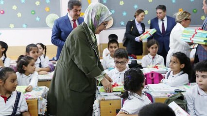 First Lady Erdoğan verteilte Notizbücher an Studenten!