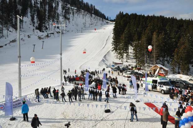Wie komme ich zum Atabarı Ski Center?