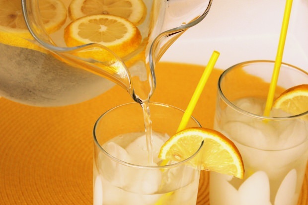 Vorteile des regelmäßigen Trinkens von Zitronensaft