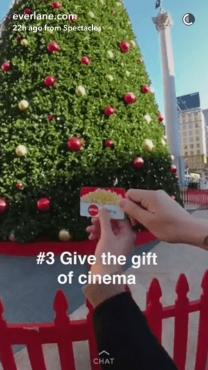 Everlanes Snapchat-Geschichte zeigte einen Markenbotschafter, der eine Filmgeschenkkarte verteilte.