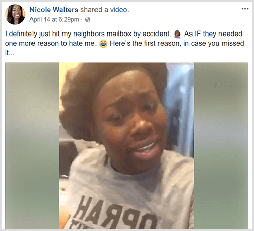 Nicole Walters hat ein Facebook-Video mit einer Texteinführung gepostet, in der steht, dass sie versehentlich die Mailbox ihres Nachbarn getroffen hat. Nicole trägt einen schwarzen Kopfwickel und ein graues T-Shirt.