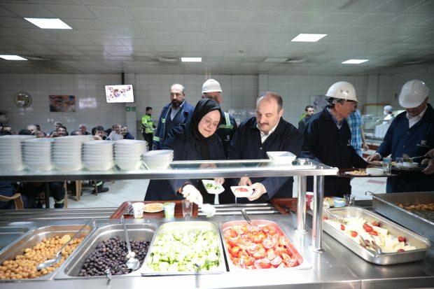 Minister Zehra Zümrüt Selçuk und Mustafa Varank standen für das Sahur-Abendessen an.