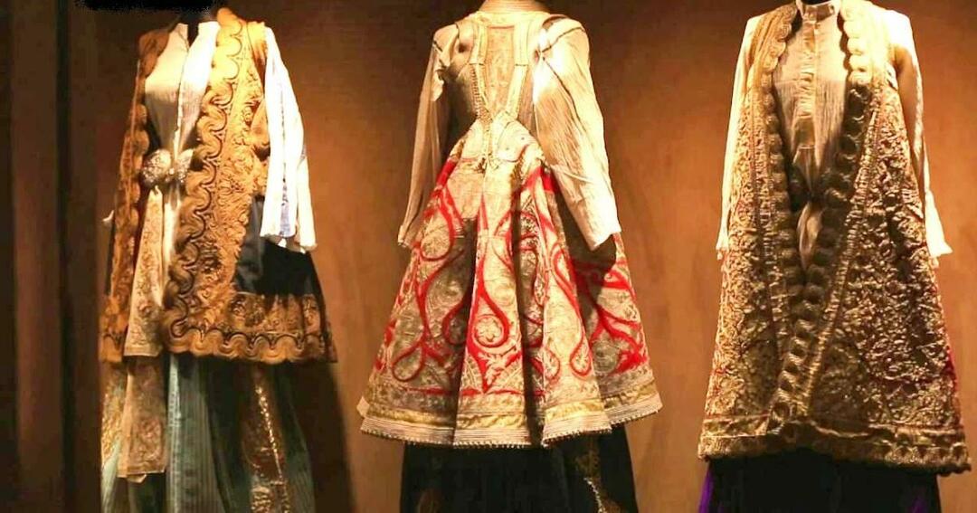 Wie sah die Frauenkleidung im osmanischen Palast im 18. und 19. Jahrhundert aus?