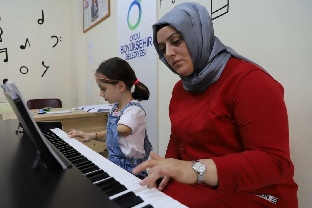 Zeynep lernt mit ihrer Mutter Klavier spielen