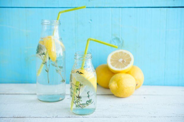  Zitronensaft trinken