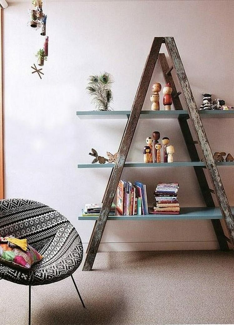 Dekoratives Bücherregal mit alter Treppe herstellen