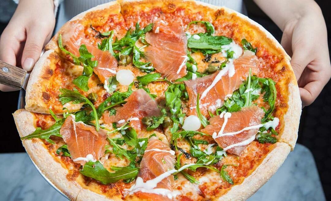 Wie macht man Lachspizza? Tolles Rezept für Pizza mit Räucherlachs