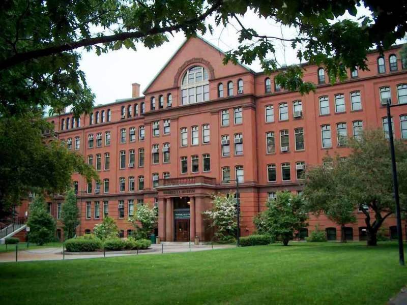 Zehntausend Schritte zu Fuß von der Harvard University