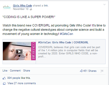 Mädchen, die Facebook-Post codieren