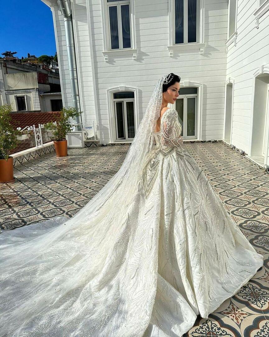 Hochzeitskleid von Merve Bolugur