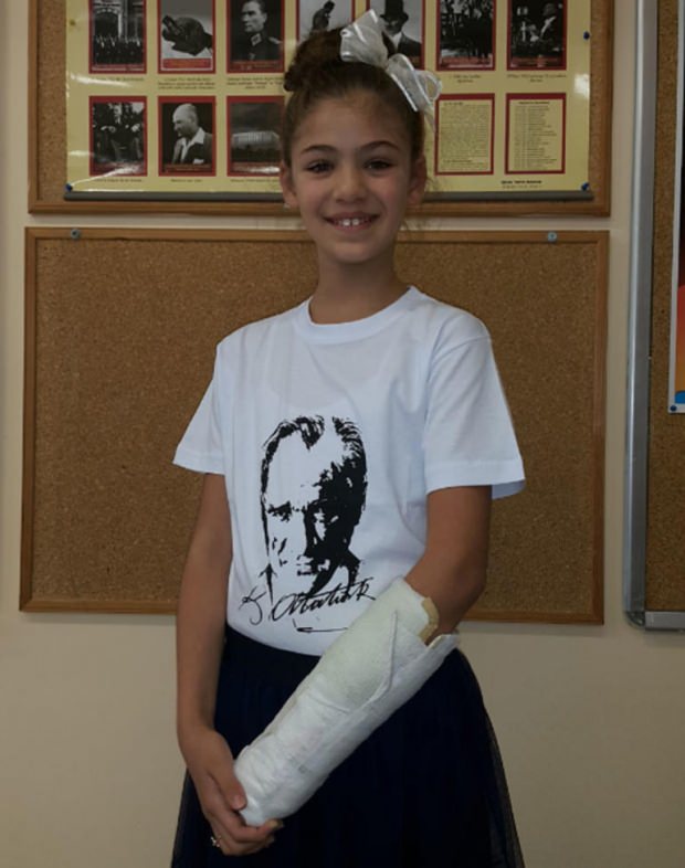 Isabella Damla Güvens Arm war gebrochen, aber sie verließ das Set nicht