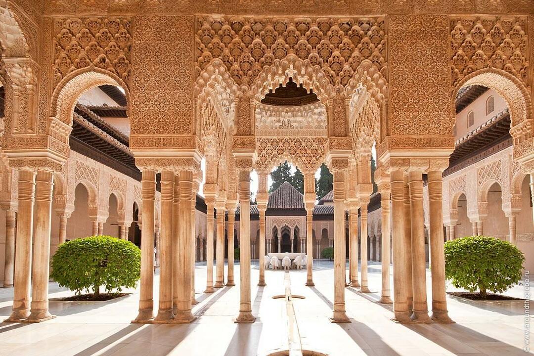Innenhof des Alhambra-Palastes