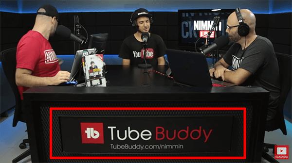 Dies ist ein Screenshot aus einem Livestream von Nimmin Live mit Nick Nimmin. Der Schreibtisch im Livestreaming-Studio zeigt, dass TubeBuddy die Show sponsert.