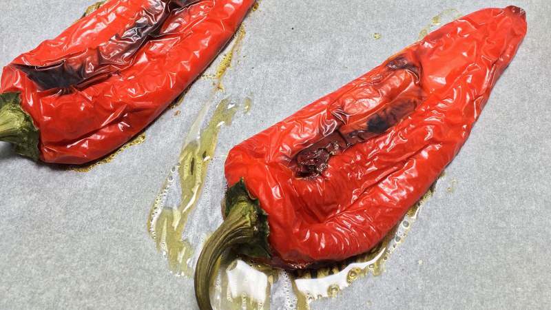 Wie man geröstete Paprika leicht schält?