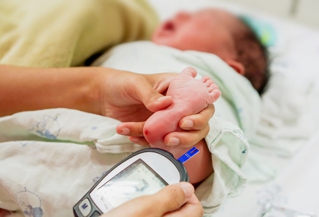 Wie wird ein Fersenbluttest bei Säuglingen durchgeführt?