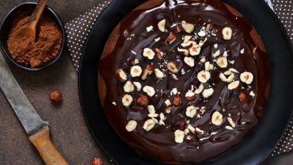 Praktisches Rezept für Haselnusskuchen mit Schokoladensauce 