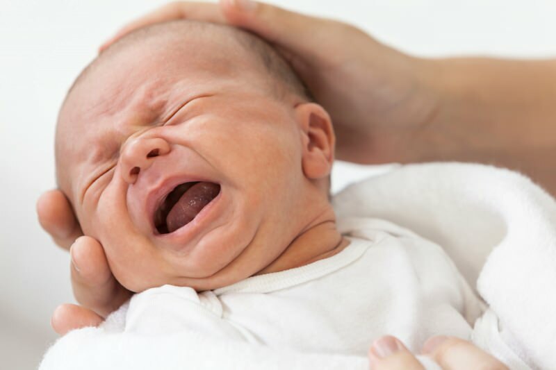 Ist es schädlich, Babys im Stehen zu schütteln?